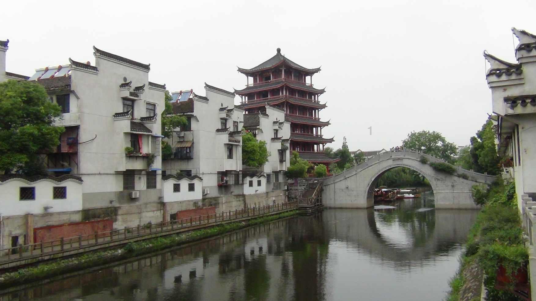 女子当着两个孩子的面，偷摘景区装饰灯笼